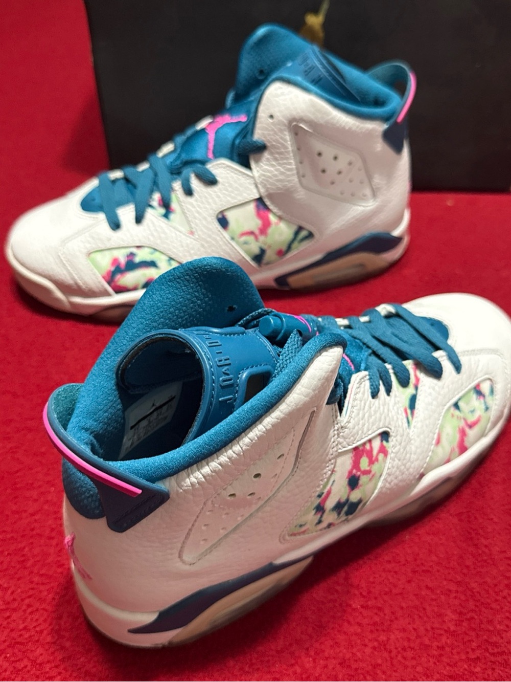 Air Jordan 6 Retro GS White Laser Fuchsia Youth 7Y / Women 8.5 Sneakers